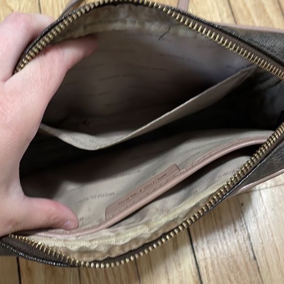 Michael kors cross body purse - Picture 5 of 9